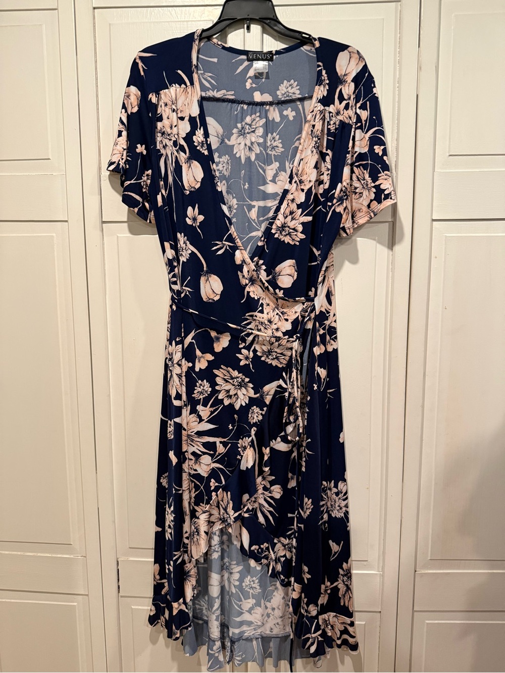 VENUS wrap dress size large‎ NWOT